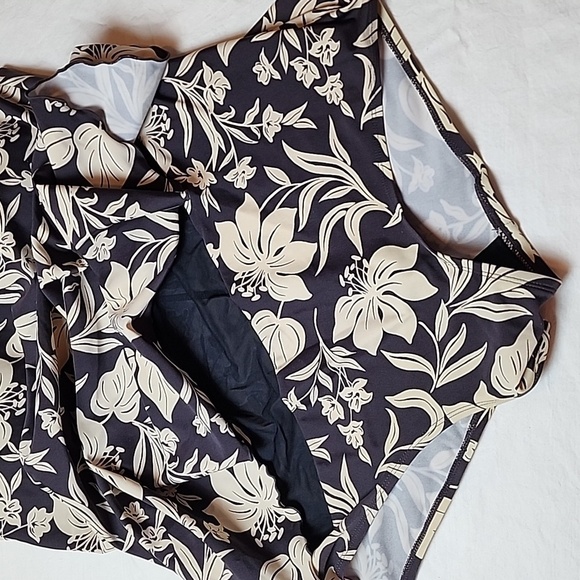 Indigo Bay Size 24W Black and Cream Swimsuit with Floral Design Skirted Front - Picture 3 of 7